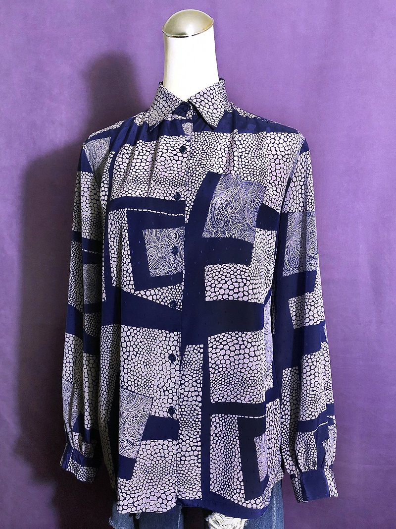 Geometric blue-purple textured long-sleeved vintage shirt / brought back to VINTAGE abroad - เสื้อเชิ้ตผู้หญิง - เส้นใยสังเคราะห์ สีน้ำเงิน