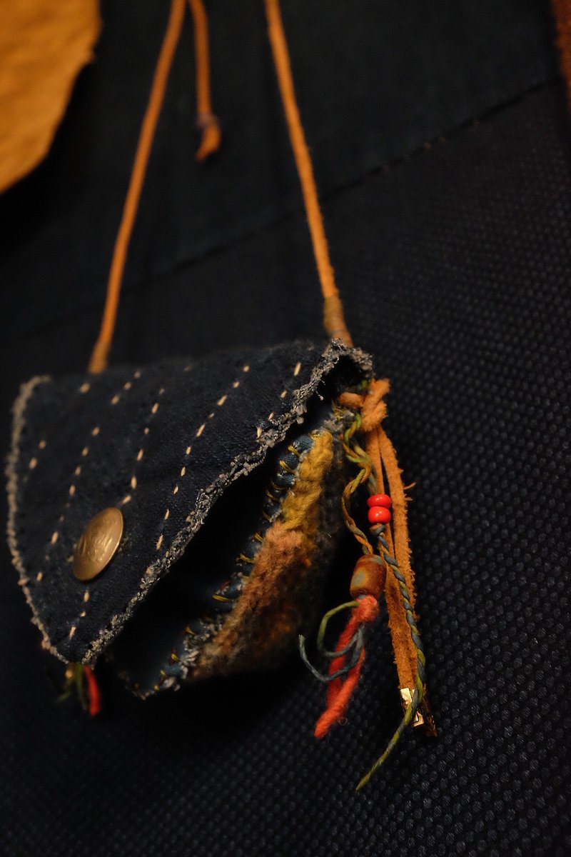 medicine bag indigo dyed sashiko knitted - กระเป๋าแมสเซนเจอร์ - ผ้าฝ้าย/ผ้าลินิน สีน้ำเงิน