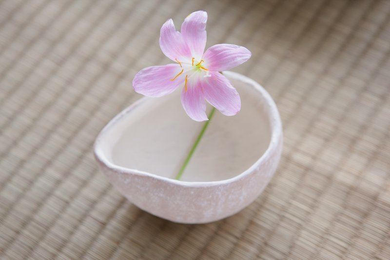 【細雨手作工坊】手捏陶-[手中的白糖霜] - 花瓶/花器 - 陶 卡其色