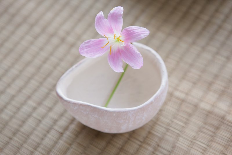 【霧雨手作りワークショップ】ハンドピンチ陶器-【白粉砂糖を手に】 - 花瓶・植木鉢 - 陶器 カーキ