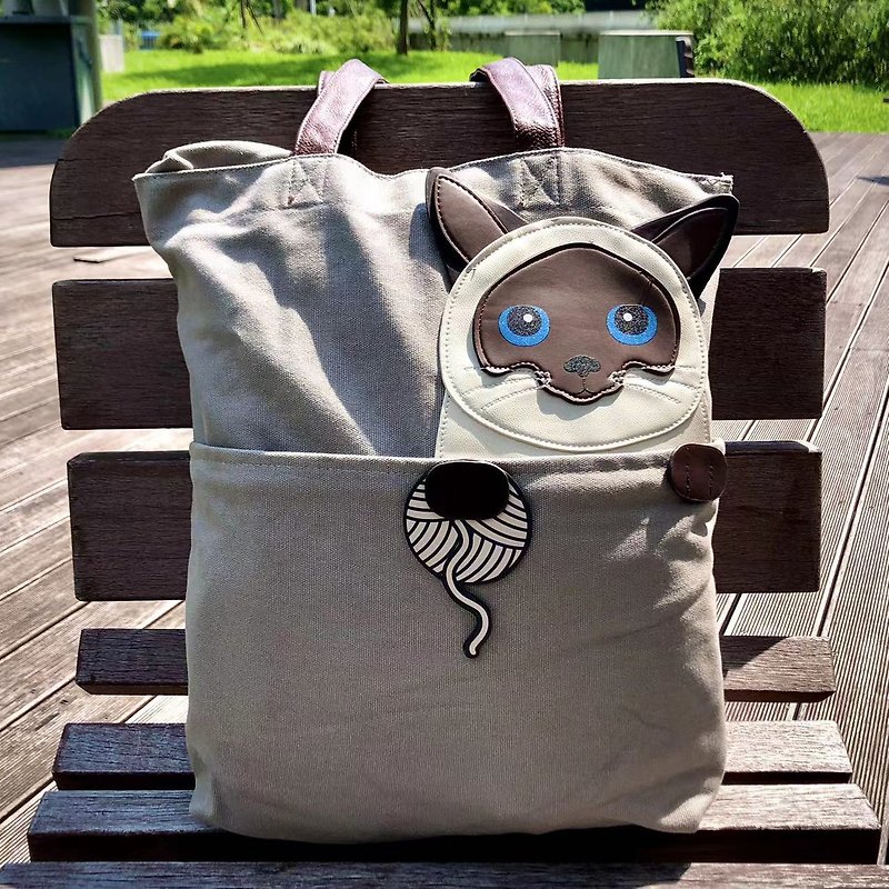 Blue-eyed Siamese cat who loves to play with woolen childlike style canvas tote bag low-key gray- Cool Le Village - Messenger Bags & Sling Bags - Cotton & Hemp Gray