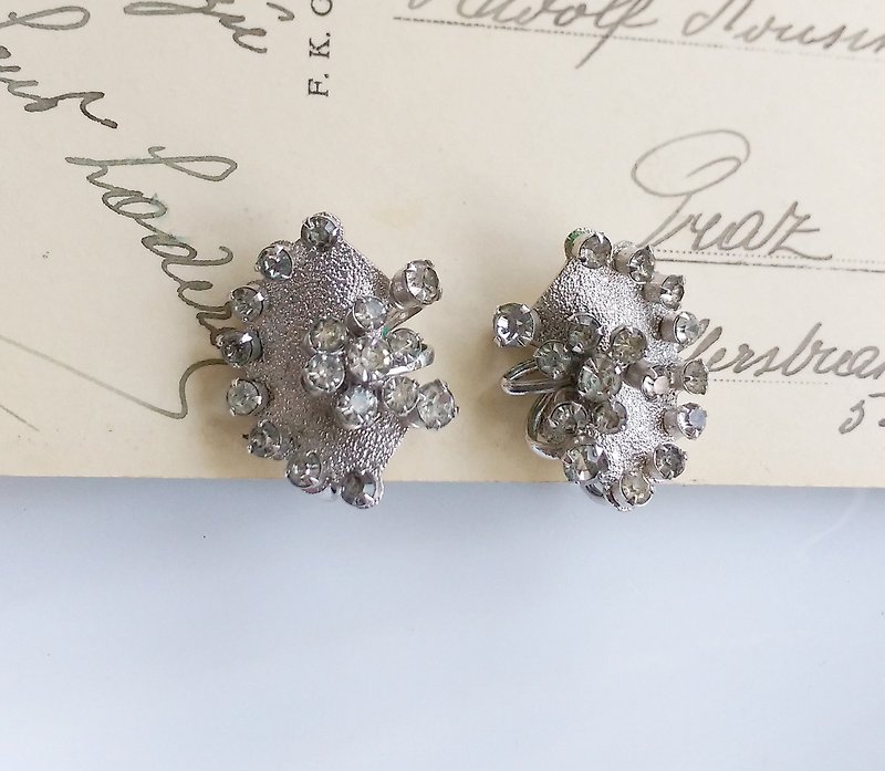 Delicate clip-on earrings in three-dimensional silver tone. Western antique jewelry - Earrings & Clip-ons - Other Metals Gold