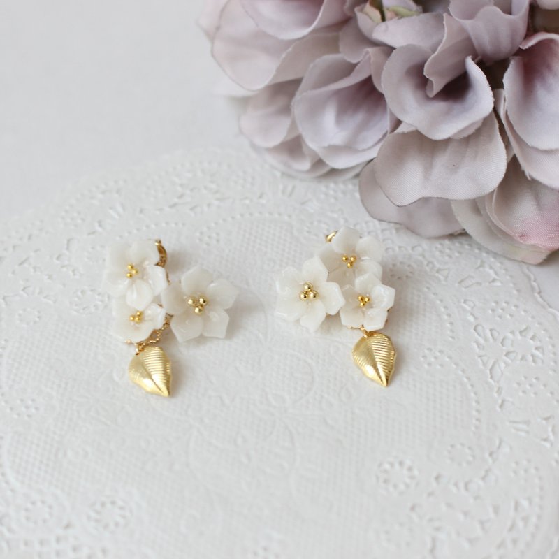 Plumeria and gold leaf earrings - ต่างหู - ดินเหนียว ขาว