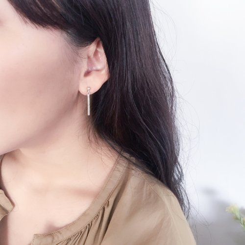 つぶやいた。ストレートスターリングシルバーイヤリング