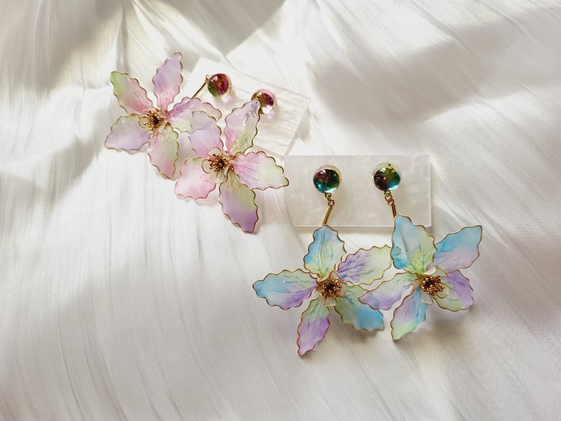 Chihchen Chang High Heels Hydrangea Large Flower Resin Earrings 925 Silver/ Clip-On - ต่างหู - เรซิน หลากหลายสี