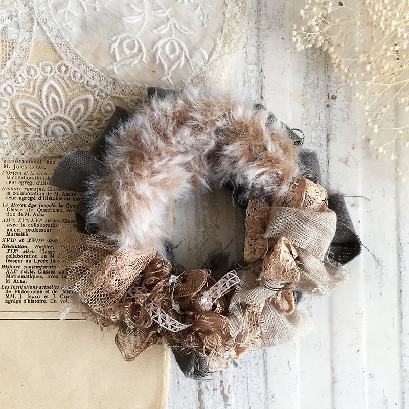Soft decoration of antique lace, tear cloth and faux fur Scrunchie lam-53 - เครื่องประดับผม - ผ้าฝ้าย/ผ้าลินิน สีนำ้ตาล