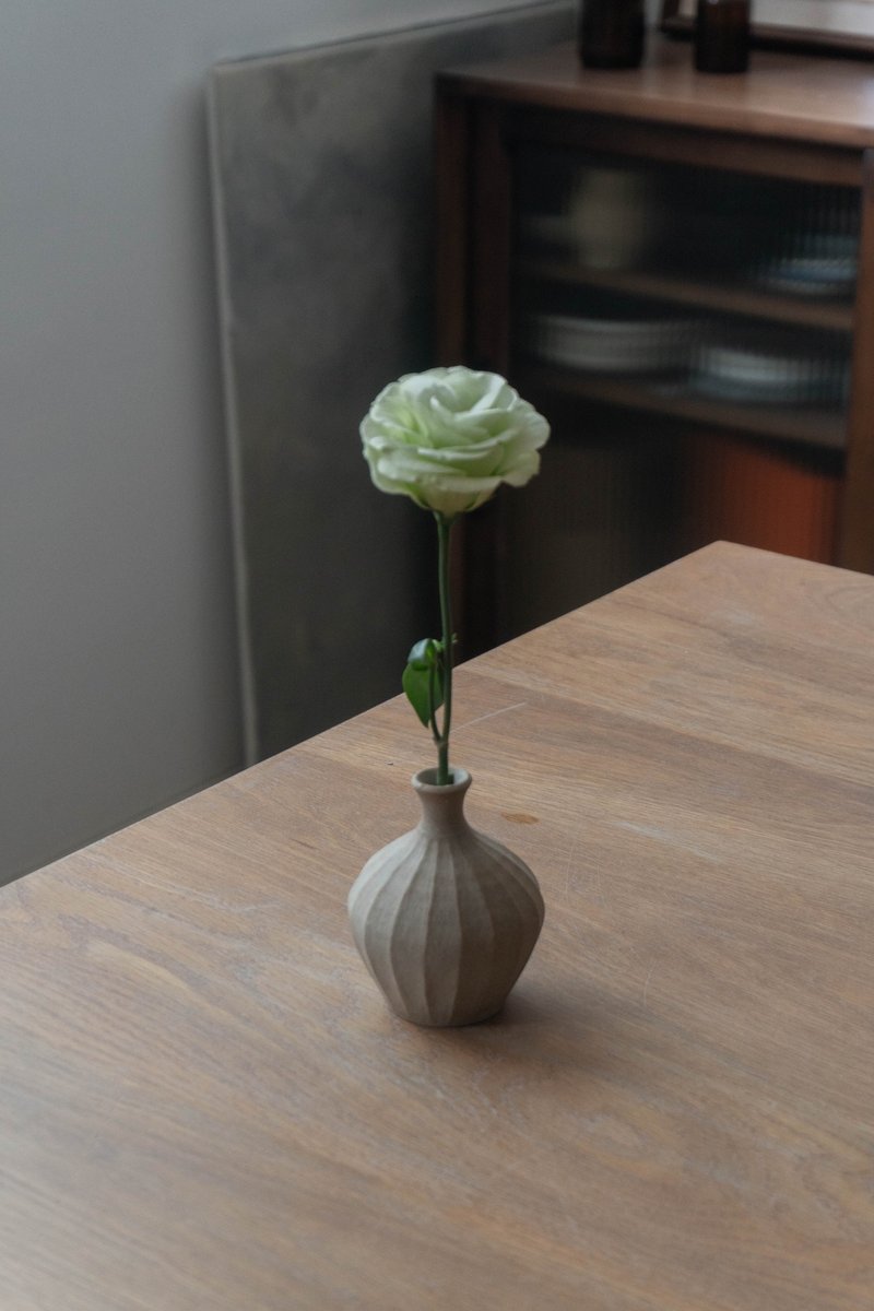刻紋小陶瓶 - 花瓶/花器 - 陶 卡其色