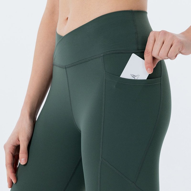 【NAMASTE】Emii 前衩美型口袋長褲 - 深湖綠* - 女運動褲/機能褲 - 尼龍 綠色