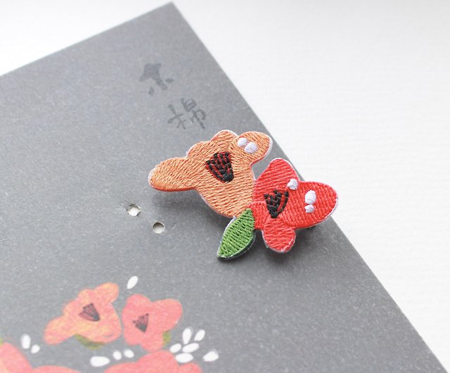 赤い綿の木の花 | 刺繍ブローチ - ショップ PearlCatCat ブローチ - Pinkoi