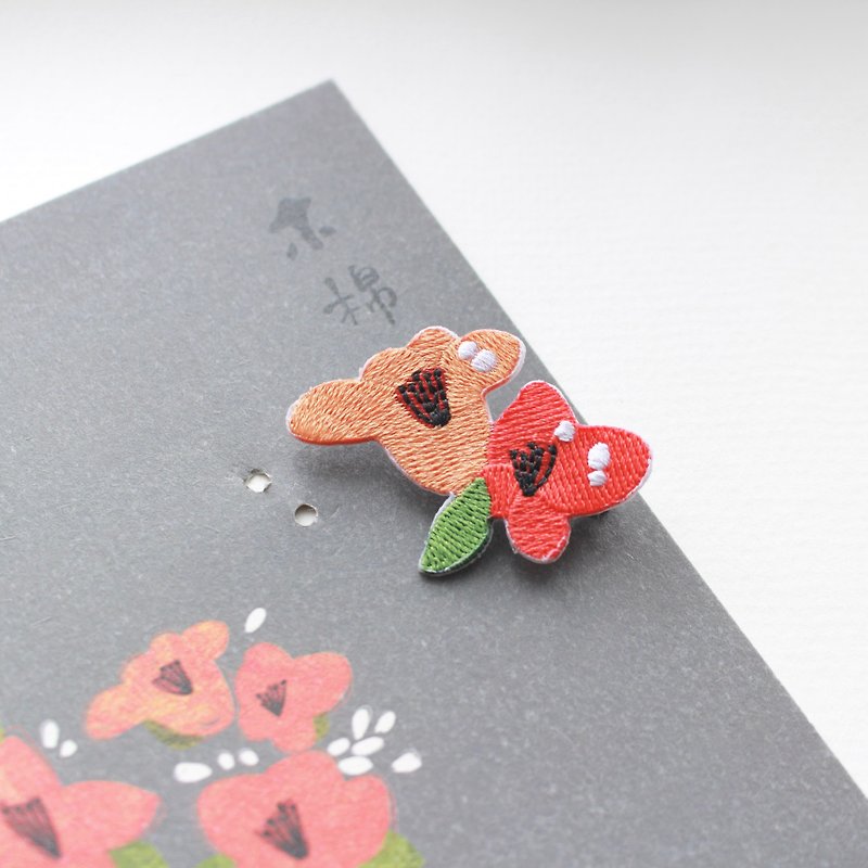 赤い綿の木の花 | 刺繍ブローチ - ブローチ - 刺しゅう糸 レッド