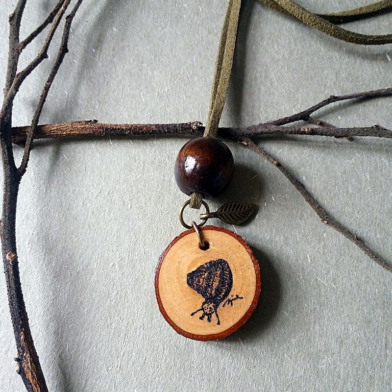 Hand-painted necklace/pendant (snail) - Necklaces - Wood Multicolor