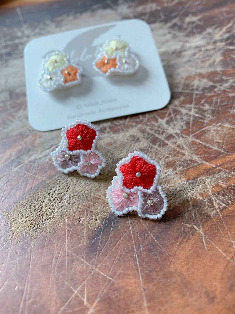 Three Small Flowers Embroidered Earrings - ต่างหู - ผ้าฝ้าย/ผ้าลินิน สีแดง