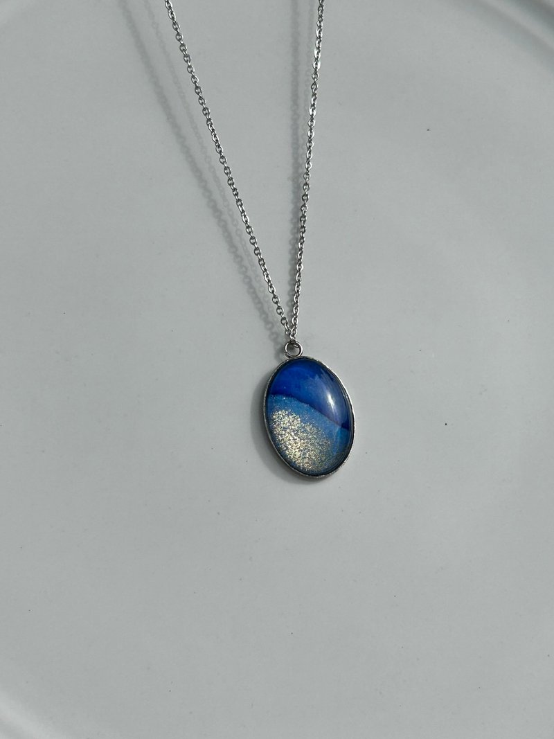 Golden Ocean Blue Oval Hand-Painted Necklace - สร้อยคอ - สแตนเลส สีน้ำเงิน
