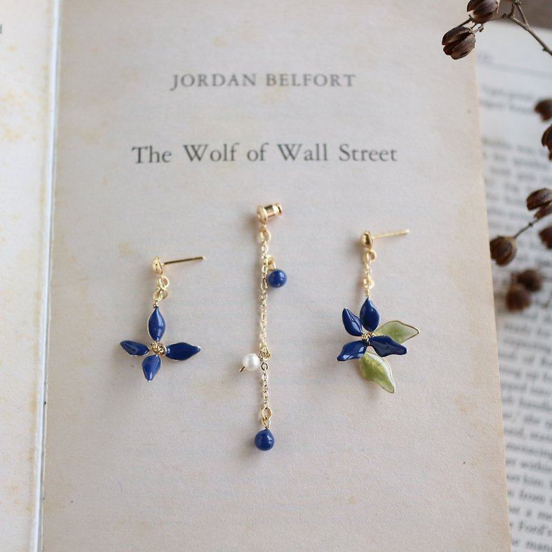 [Various wearing methods] a89 handmade flower dangling earrings ink blue crystal flower green leaf earrings - Earrings & Clip-ons - Resin Blue
