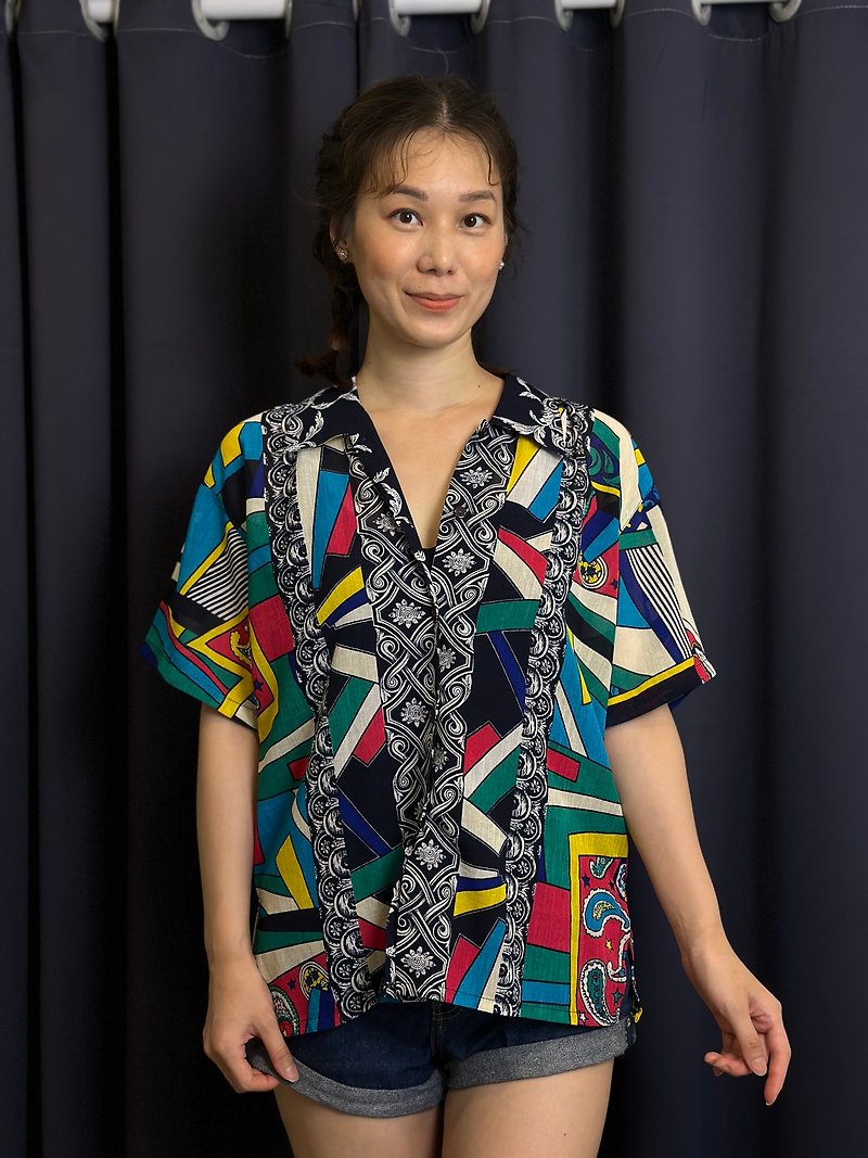 Painted Geometric Amoeba Point Collar Shirt - เสื้อเชิ้ตผู้หญิง - ผ้าฝ้าย/ผ้าลินิน หลากหลายสี