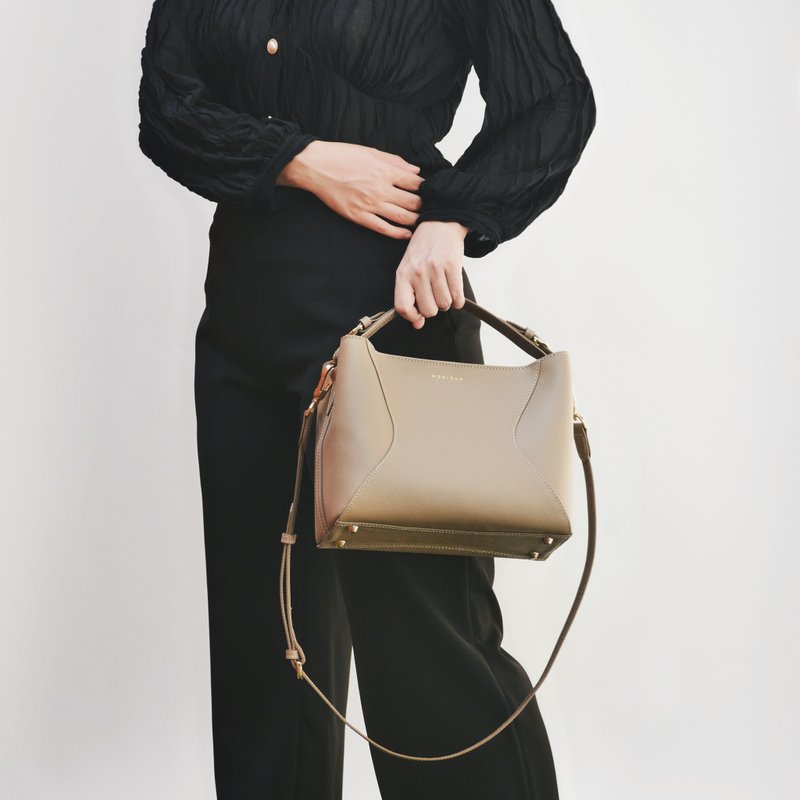 MONIQUE BANGKOK 水桶包 Alexis M Handbag - Taupe - 手提包/手提袋 - 真皮 卡其色