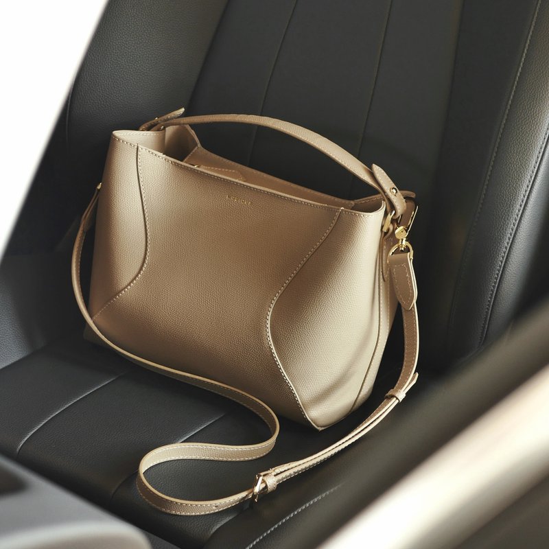 皮革手提包 MONIQUE ATELIER 水桶包 Alexis M Handbag - 手提包/手提袋 - 真皮 卡其色