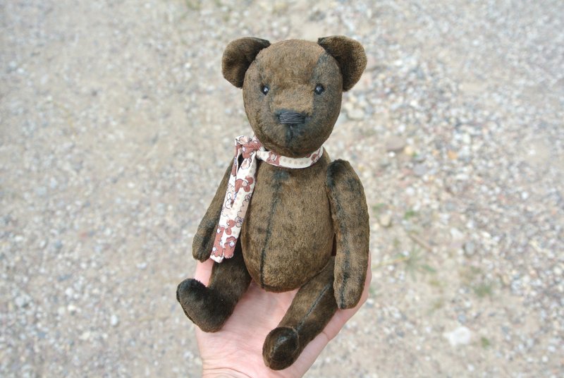 玩具熊 Brown Teddy Bear  Artist ooak Antique plush bear Sawdust stuffed - 公仔/玩偶 - 其他人造纖維 咖啡色