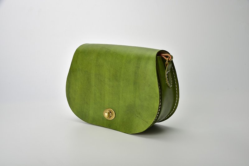 [Cutting line] classic saddle bag handmade custom ladies leather bag messenger bag round leather bag - กระเป๋าแมสเซนเจอร์ - หนังแท้ สีเขียว
