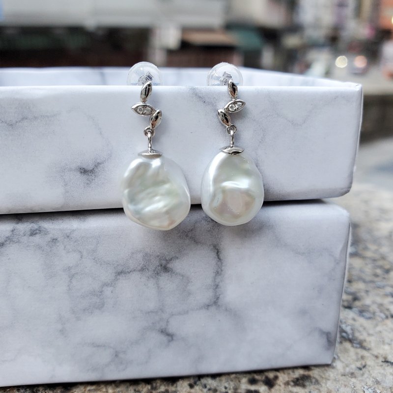 Dainty White Genuine Freshwater Keshi Baroque White Pearls Lucky Leaves Earrings - ต่างหู - ไข่มุก ขาว