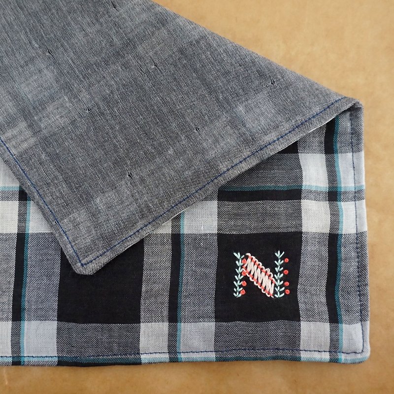 Hand embroidered quadruple gauze handkerchief "initial/N" - ผ้าเช็ดหน้า - งานปัก สีดำ