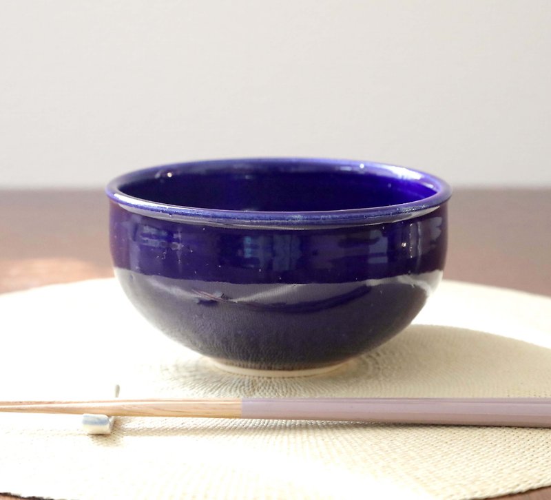 Plump round bowl with lapis lazuli glass glaze - ถ้วยชาม - ดินเผา สีน้ำเงิน