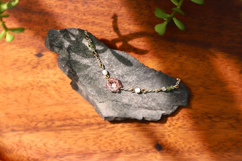 イチゴクリスタルの小花ブレスレット - ブレスレット - 半貴石 ピンク