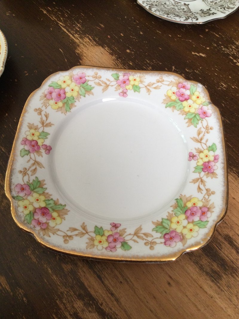 Roslyn China Fine Bone Square Floral Plate-04 - จานและถาด - เครื่องลายคราม 