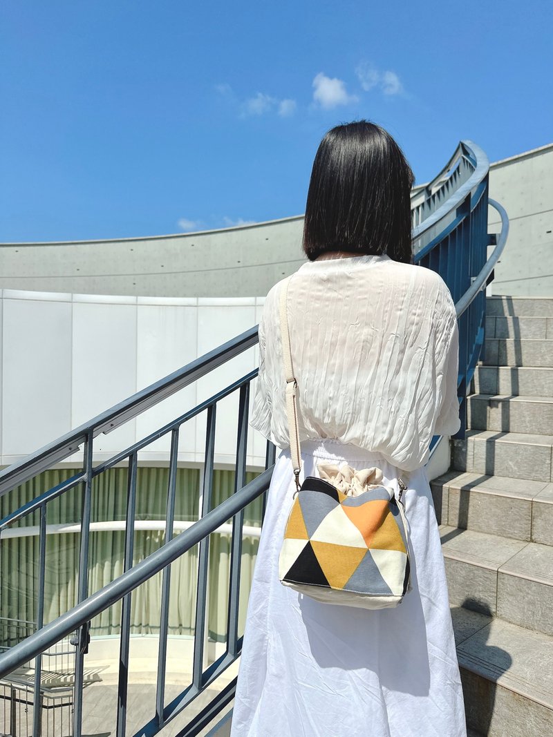 小蘿蔔頭束口水桶帆布包-幾何灰三角 束口包 側背包 斜背包 - 束口袋/束口背包/水桶包 - 棉．麻 黑色