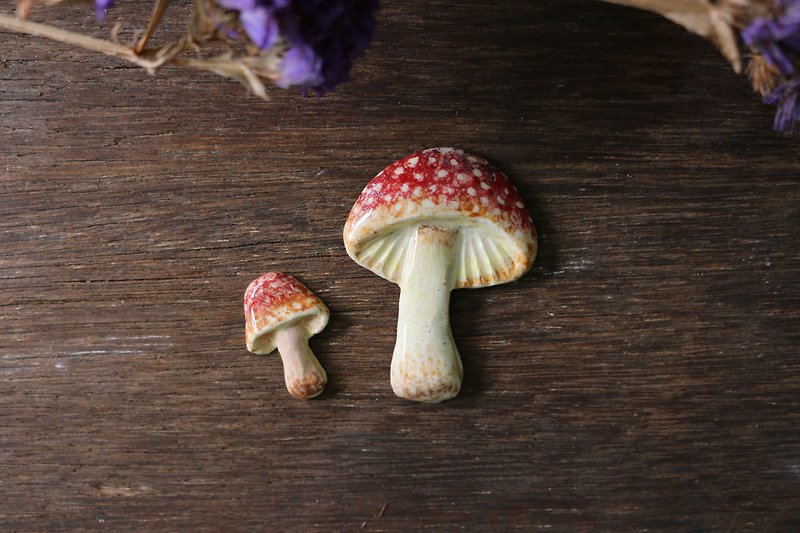 couple mushroom (Brooch) - 胸針 - 陶 紅色
