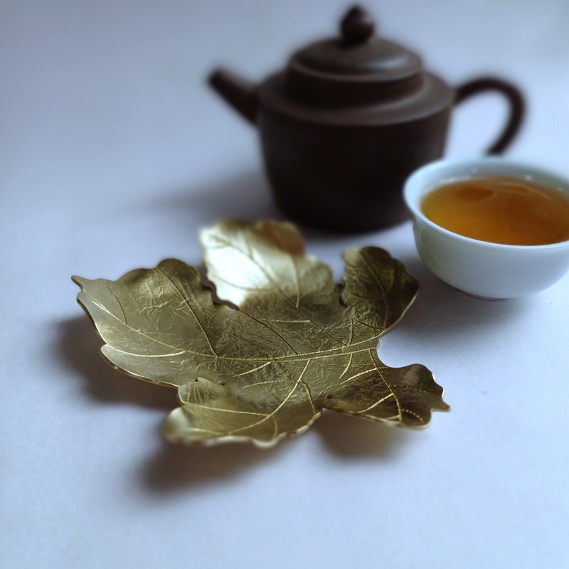 Plant-inspired leaf cup holder - Plates & Trays - Copper & Brass Gold