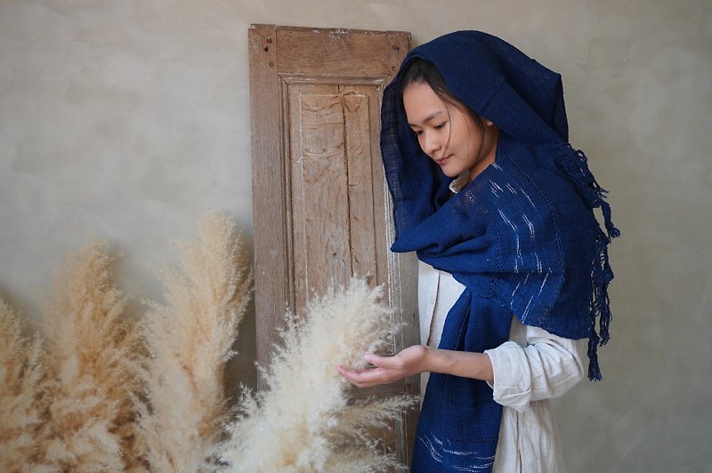 [Muyun] Hand-twisted and hand-woven. Pure cotton vegetable dyeing/multifunctional scarf - ผ้าพันคอถัก - ผ้าฝ้าย/ผ้าลินิน สีน้ำเงิน