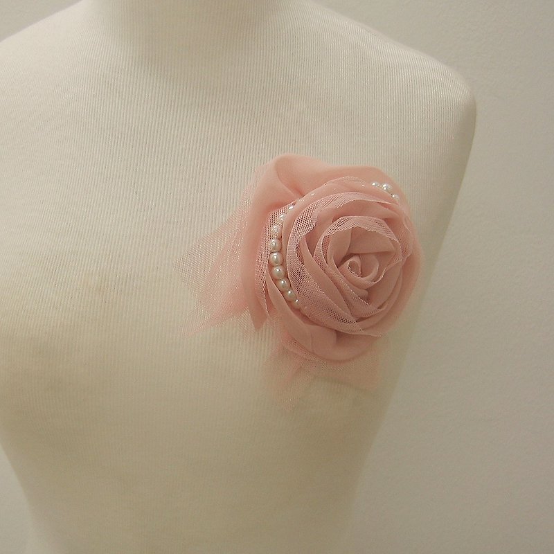 pearl and pink rose Flower corsage brooch pins,prom,wedding corsage,boutonniere - เข็มกลัด/ข้อมือดอกไม้ - วัสดุอื่นๆ สึชมพู