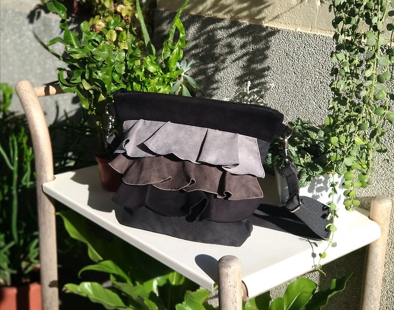 Xiaoniu Village's original lotus leaf bag cross-body bag stitching black and gray [mysterious black] - Messenger Bags & Sling Bags - Cotton & Hemp Black