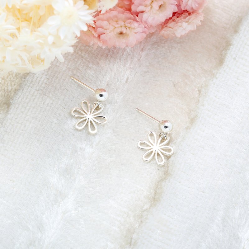 【Angel & Me】Cute Daisy Flower s925 sterling silver earrings Christmas gift - ต่างหู - เงินแท้ สีเงิน