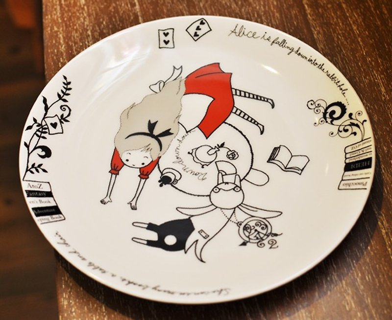 [] Shinji Kato incredible kingdom of Alice series [Falling down] 20.5cm and dessert / cake plate / disc ★ a Gift - Small Plates & Saucers - Porcelain Red