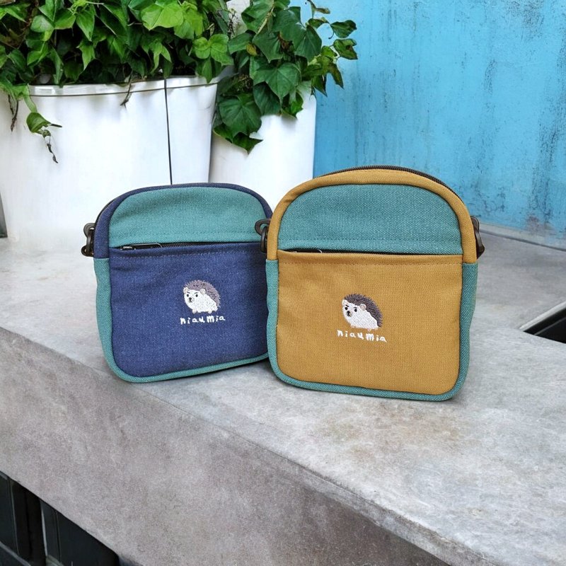 Natsumi Contrast Color Stitching Square Bag Original Embroidered Canvas Bag Crossbody Bag/Hedgehog - กระเป๋าแมสเซนเจอร์ - ผ้าฝ้าย/ผ้าลินิน 