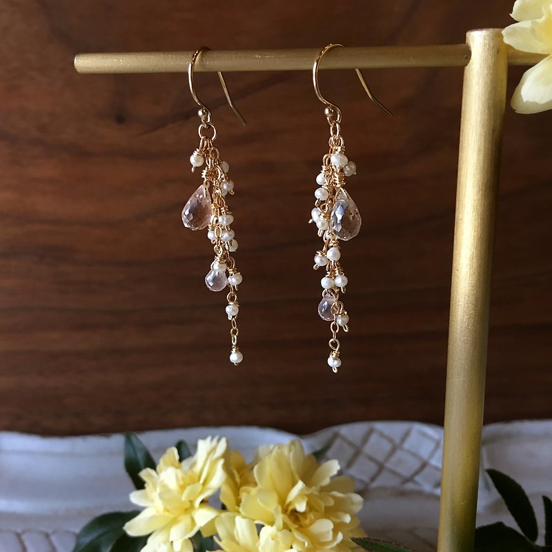 Handmade earrings dangling crystal pearls - สร้อยข้อมือ - เครื่องเพชรพลอย ขาว