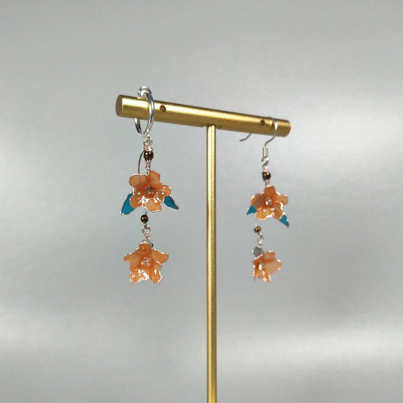 [Pure handmade] Noon Flowers - Classical Department. Resin process. 925 sterling silver. handmade earrings - ต่างหู - เรซิน สีส้ม