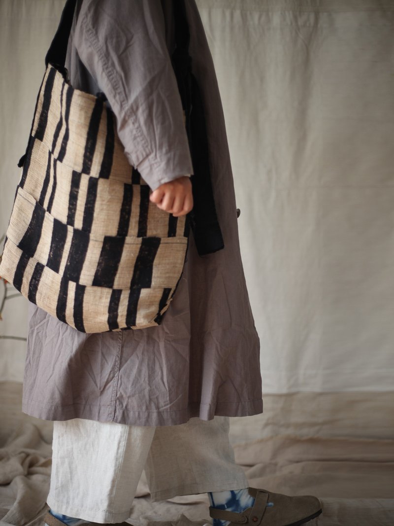 天然染色植物染手繪條紋麻布包大容量輕便單肩包斜挎包側背袋 - 側背包/斜背包 - 棉．麻 卡其色