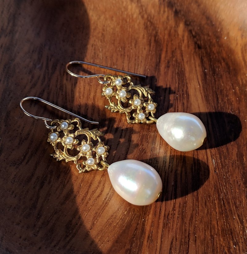 Filigree Brass Baroque Pearl Earrings - ต่างหู - แก้ว ขาว