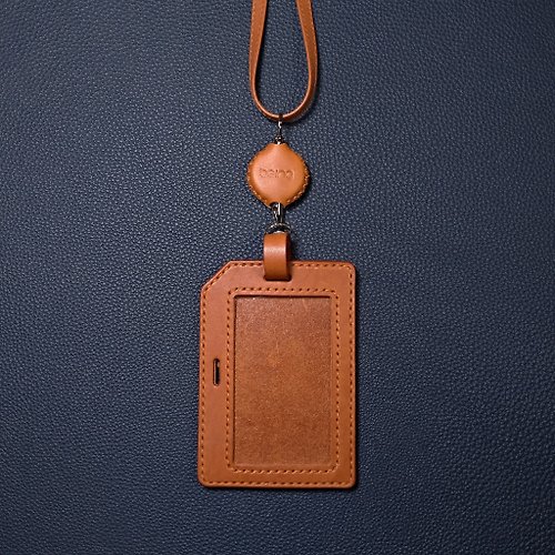 BeingLife 天然牛皮革橫直式兩用證件套(含頸繩+鋼絲線伸縮扣)_棕色