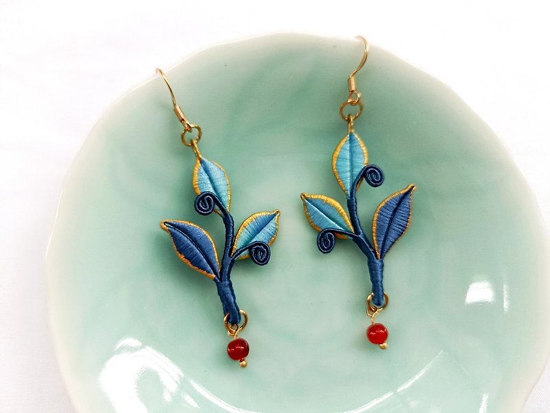 Qingyan ancient style blue gold-edged flower earrings jewelry hair accessories - ต่างหู - งานปัก สีน้ำเงิน