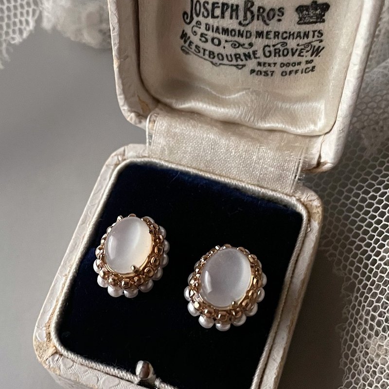 14kgf white moonstone and vintage pearl oval earrings OR brass pain-resistant Clip-On - ต่างหู - เครื่องเพชรพลอย ขาว