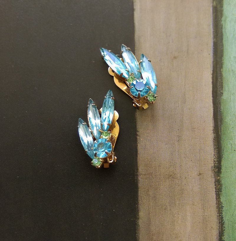 [Western antique jewelry / old age] ice blue Rhine fallen style clip earrings - Earrings & Clip-ons - Other Metals Blue