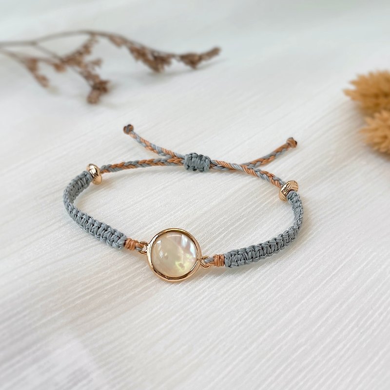 White abalone shell Wax rope two-color braided bracelet adjustable - สร้อยข้อมือ - เปลือกหอย หลากหลายสี