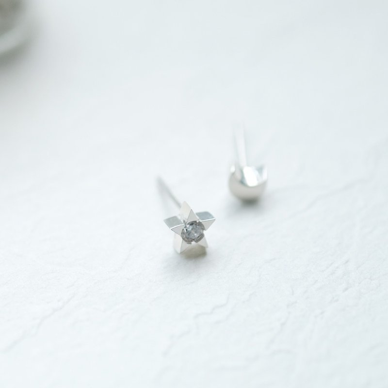 Star & Crescent Moon Minimalist Earrings Silver 925 - ต่างหู - โลหะ สีเงิน