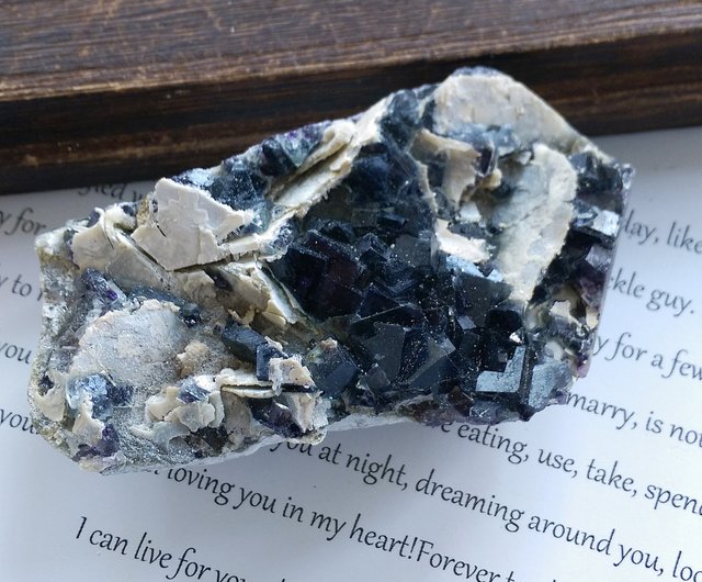 蛍石 内モンゴル産 幻の石結晶 共生天然鉱石 - ショップ alice-gems