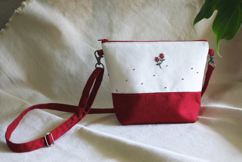 Hand-embroidered small flowers / stitching cross-body bag - Messenger Bags & Sling Bags - Cotton & Hemp 