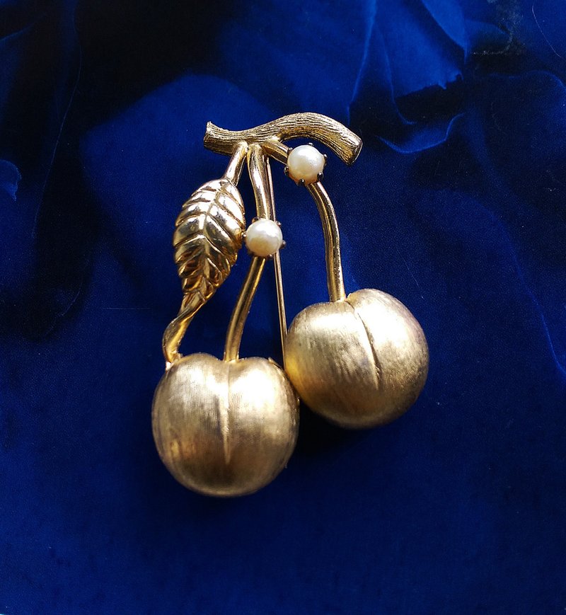 Vintage Jewelry 西洋古董飾品 BROOKS 帶葉仿珠櫻桃 別針 - 徽章/別針 - 其他金屬 金色
